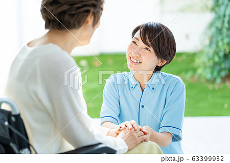 介護 車椅子 介護士 シニア女性 医療イメージ 介護 車椅子 介護士 シニア女性 医療イメージ 63399932