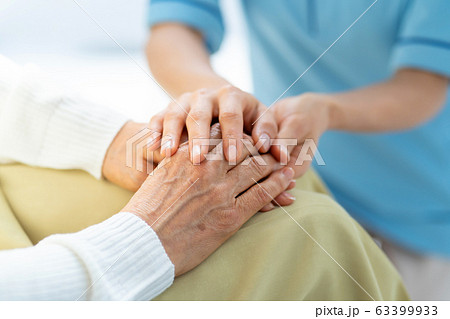 介護 車椅子 介護士 シニア女性 医療イメージ 63399933
