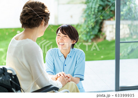 介護 車椅子 介護士 シニア女性 医療イメージ 63399935