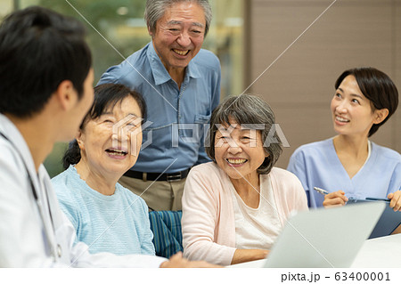 介護施設 医師 診察 シニア 医療イメージ 63400001