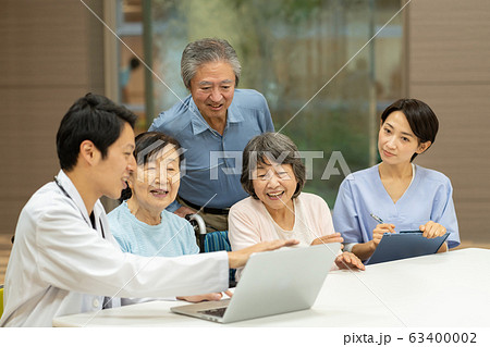 介護施設 医師 診察 シニア 医療イメージ 63400002