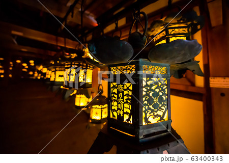 奈良 春日大社　大宮の藤浪之屋内の釣燈籠 63400343