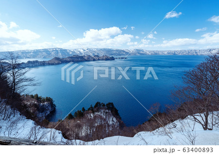 【青森県十和田湖】初春の十和田湖：瞰湖台から眺める十和田湖は開放的な大パノラマ 63400893