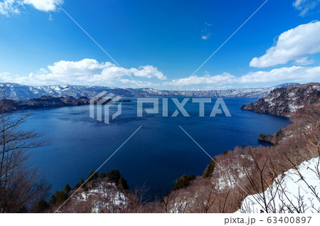 【青森県十和田湖】初春の十和田湖:瞰湖台から眺める十和田湖は開放的な大パノラマ 【青森県十和田湖】初春の十和田湖:瞰湖台から眺める十和田湖は開放的な大パノラマ 63400897