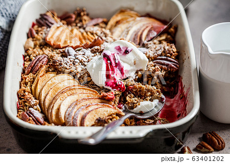 Berry crumble pie with apples in the oven dish. 63401202
