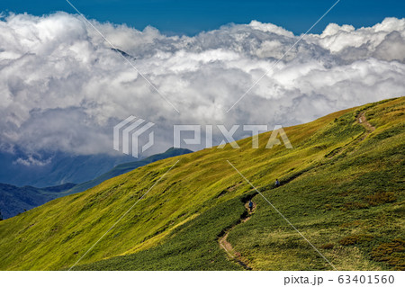 草紅葉の巻機山稜線を行く登山者 草紅葉の巻機山稜線を行く登山者 63401560