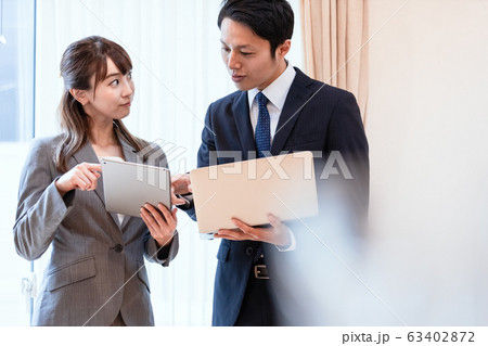 ビジネスシーン 打ち合わせ 商談 ペーパーレス ビジネスシーン 打ち合わせ 商談 ペーパーレス 63402872