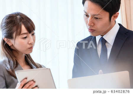 ビジネスシーン 打ち合わせ 商談 ペーパーレス ビジネスシーン 打ち合わせ 商談 ペーパーレス 63402876