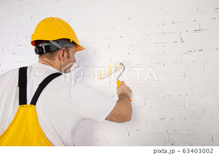 Painting the entire wall with a thick brush or paint roller. 63403002