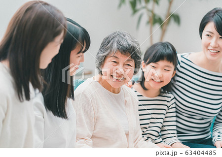 family　女の三世代 63404485