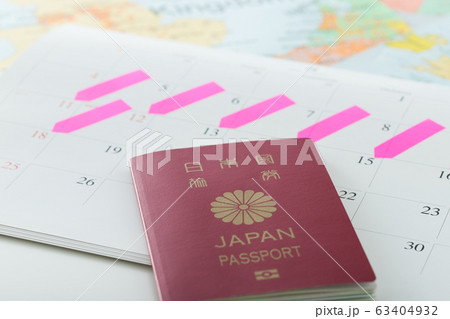 パスポートとカレンダーと世界地図 パスポートとカレンダーと世界地図 63404932
