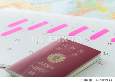 パスポートとカレンダーと世界地図 パスポートとカレンダーと世界地図 63404933