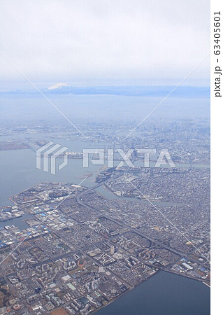 千葉県浦安市行徳橋の沖、東京湾上空から東京港周辺の葛西、新木場、辰巳、豊洲、有明方面を見る 63405601