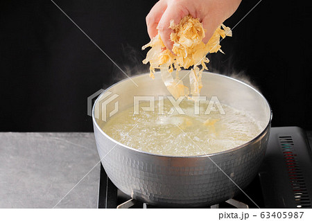 鰹節の出汁の取り方 鰹節の出汁の取り方 63405987