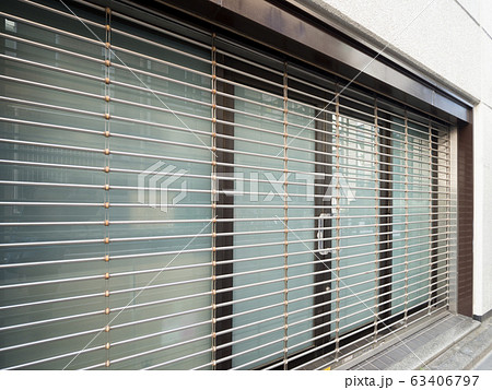 シャッターが閉まった店舗 63406797