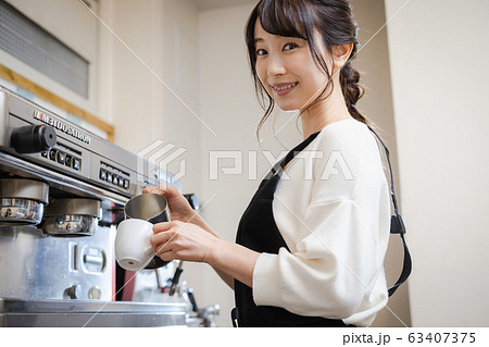 カフェ　飲食店　店員　スタッフ 63407375