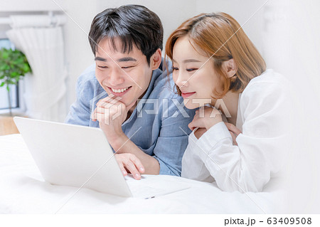 恋人 夫婦 ノートパソコン 63409508