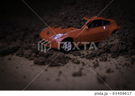 土砂災害に巻き込まれた自動車 63409617