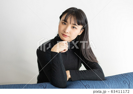 ソファーと女性 ソファーと女性 63411172