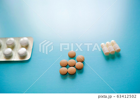 カプセル薬と錠剤とPTP包装シートに入った薬 63412502