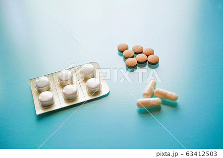 カプセル薬と錠剤とPTP包装シートに入った薬 カプセル薬と錠剤とPTP包装シートに入った薬 63412503