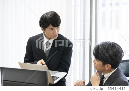 ビジネスシーン 若手とベテラン イメージ ビジネスシーン 若手とベテラン イメージ 63414413