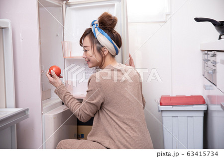 ルームウェアの女性 63415734