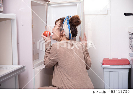 ルームウェアの女性 63415736