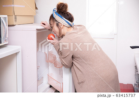 ルームウェアの女性 63415737