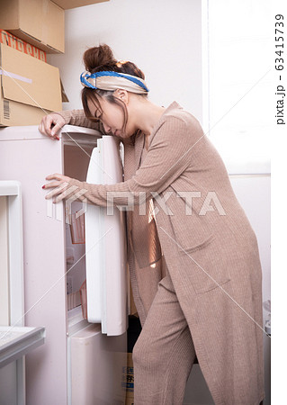 ルームウェアの女性 63415739