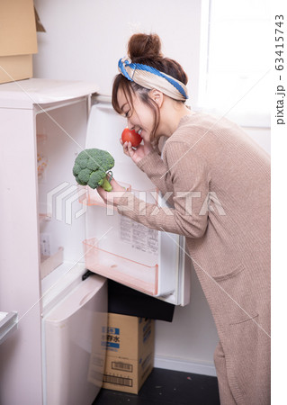 ルームウェアの女性 63415743