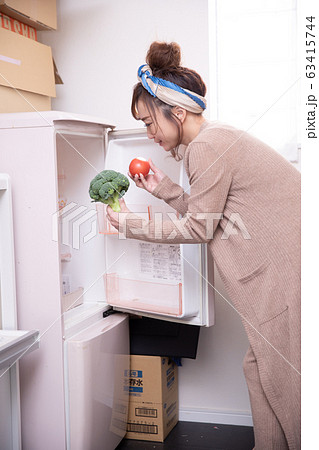 ルームウェアの女性 63415744