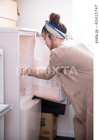 ルームウェアの女性 63415747