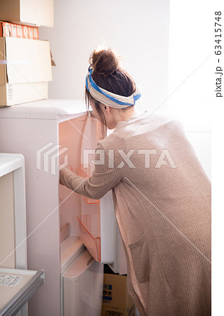 ルームウェアの女性 63415748