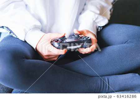 ゲーム コントローラー eスポーツ 5G テクノロジー 巣ごもり 無線 自宅 遊ぶ 人物 手 女性 ゲーム コントローラー eスポーツ 5G テクノロジー 巣ごもり 無線 自宅 遊ぶ 人物 手 女性 63416286