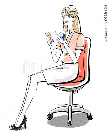 オフィスでスマホをする女性　オレンジチェア 63416858
