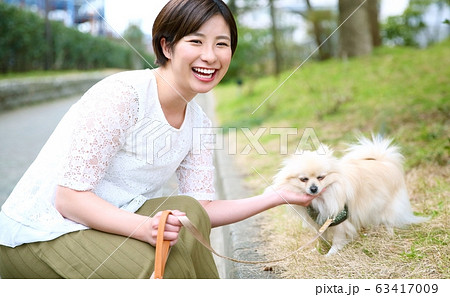 ペットと散歩する女性イメージ 63417009