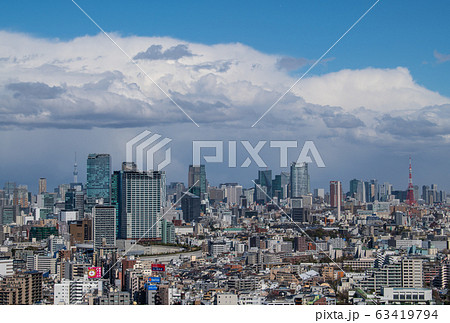日本の東京都市景観　暗雲・東京都心を望む（大気が不安定状態となり青空から急転、暗雲）＝3月16日 63419794