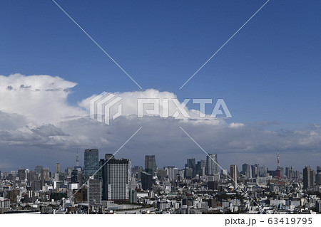 日本の東京都市景観　暗雲・東京都心を望む（大気が不安定状態となり青空から急転、暗雲）＝3月16日 63419795