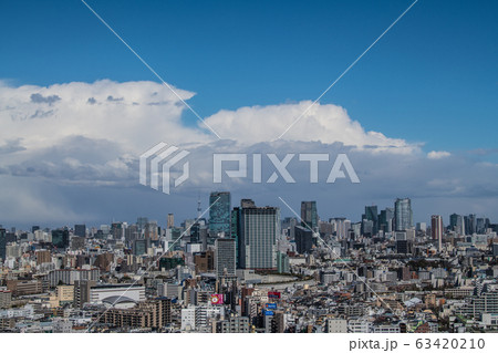 日本の東京都市景観　暗雲・東京都心を望む（大気が不安定状態となり青空から急転、暗雲）＝3月16日 63420210