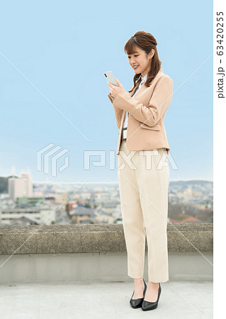 女性　ビジネスウーマン　スマホ 63420255