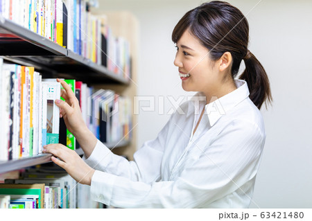 図書館にいる女性 63421480