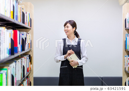 図書館職員 女性 図書館職員 女性 63421591