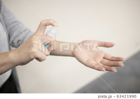 Woman Hand Pump Alcohol Spray in order to Kill 63421990