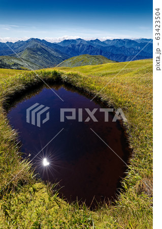 巻機山稜線の池塘と上越国境稜線の山並み 巻機山稜線の池塘と上越国境稜線の山並み 63423504