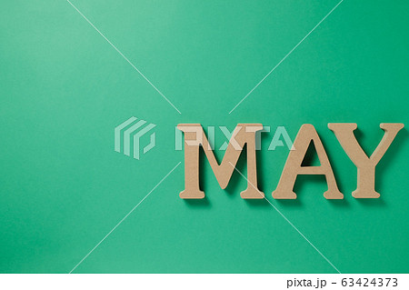 「MAY」の木でできたアルファベットのブロック 緑色の背景 01 「MAY」の木でできたアルファベットのブロック 緑色の背景 01 63424373