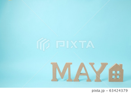 「MAY」のアルファベットと家の木でできたブロック 01 「MAY」のアルファベットと家の木でできたブロック 01 63424379