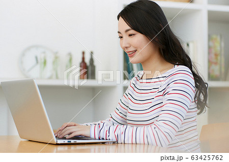若い女性 リビング パソコン 若い女性 リビング パソコン 63425762