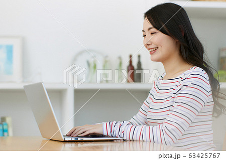 若い女性 リビング パソコン 若い女性 リビング パソコン 63425767