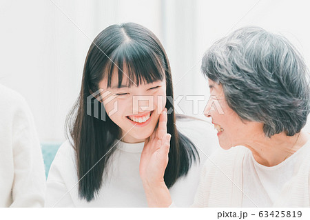 family　高校生の孫と祖母 63425819